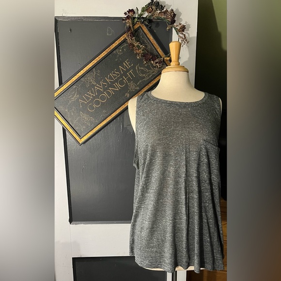 Old navy pocket top (inventory tub #1) - Picture 1 of 5